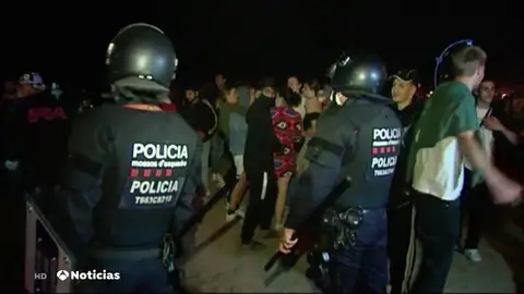 Un detenido y casi 3.500 desalojados en botellones y aglomeraciones en Barcelona Un detenido y casi 3.500 desalojados en botellones y aglomeraciones en Barcelona