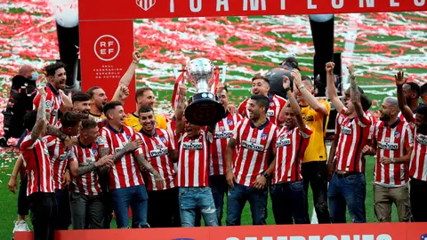 Los jugadores levantan el título en el Wanda Los jugadores levantan el título en el Wanda