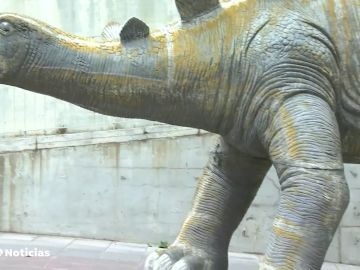 Encuentran el cadáver de un hombre en el interior de una figura de dinosaurio en Barcelona