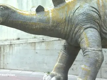 Encuentran el cadáver de un hombre en el interior de una figura de dinosaurio en Barcelona Encuentran el cadáver de un hombre en el interior de una figura de dinosaurio en Barcelona