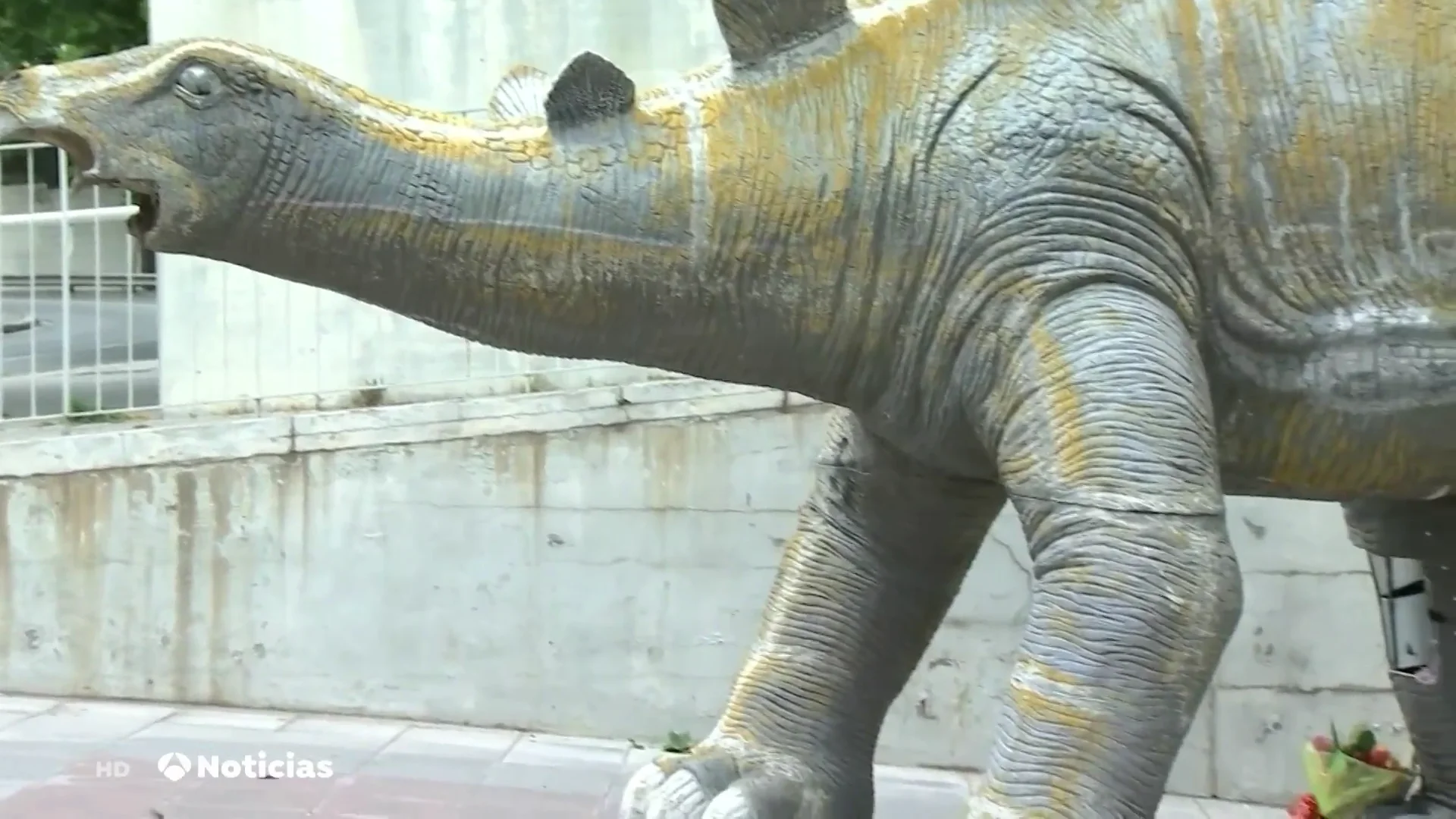 Encuentran el cadáver de un hombre en el interior de una figura de dinosaurio en Barcelona Encuentran el cadáver de un hombre en el interior de una figura de dinosaurio en Barcelona