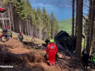 Al menos 14 muertos y 1 herido grave en la caída de un teleférico en Italia Al menos 14 muertos y 1 herido grave en la caída de un teleférico en Italia