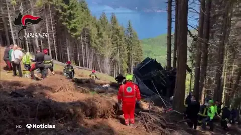 Al menos 14 muertos y 1 herido grave en la caída de un teleférico en Italia Al menos 14 muertos y 1 herido grave en la caída de un teleférico en Italia