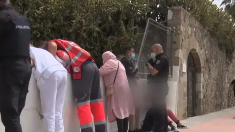 Jóvenes marroquíes deambulan por las calles de Melilla pidiendo móviles para llamar a sus familiares Jóvenes marroquíes deambulan por las calles de Melilla pidiendo móviles para llamar a sus familiares