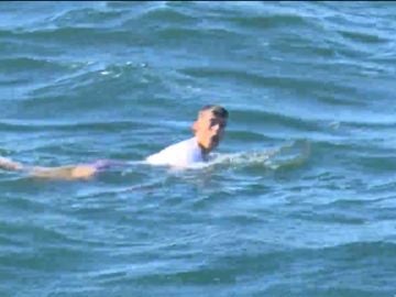 Un joven trata de llegar a nado al puerto de Ceuta para colarse como polizón en un barco hacia la península