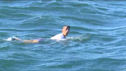 Un joven trata de llegar a nado al puerto de Ceuta para colarse como polizón en un barco hacia la península Un joven trata de llegar a nado al puerto de Ceuta para colarse como polizón en un barco hacia la península