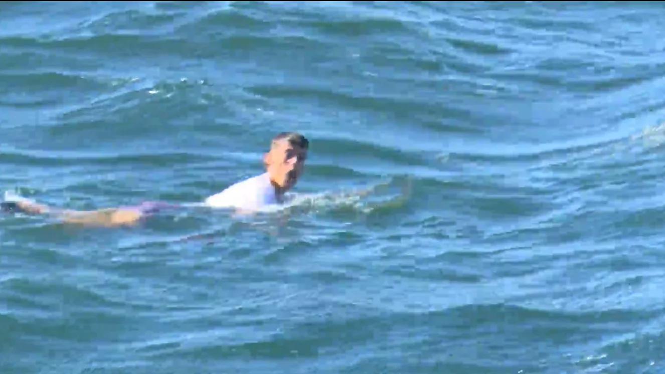 Un joven trata de llegar a nado al puerto de Ceuta para colarse como polizón en un barco hacia la península Un joven trata de llegar a nado al puerto de Ceuta para colarse como polizón en un barco hacia la península