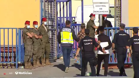 La Guardia Civil inicia un dispositivo especial en el puerto de Ceuta para detener migrantes La Guardia Civil inicia un dispositivo especial en el puerto de Ceuta para detener migrantes