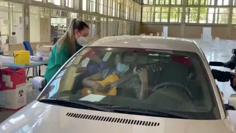 Recibe la vacuna cantando y tocando la guitarra Recibe la vacuna cantando y tocando la guitarra