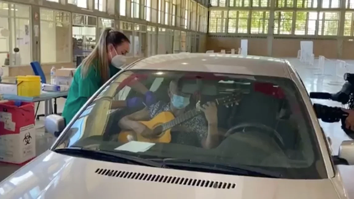 Recibe la vacuna cantando y tocando la guitarra 