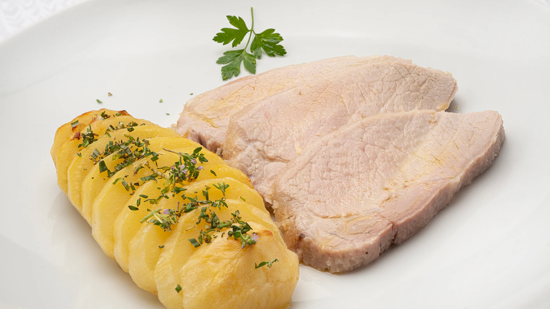 Receta fácil de Karlos Arguiñano: lomo de cerdo a la sal con patatas asadas