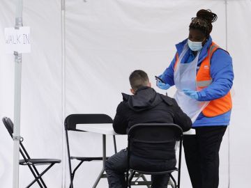 Una sanitaria en un centro de vacunación contra el coronavirus en Reino Unido