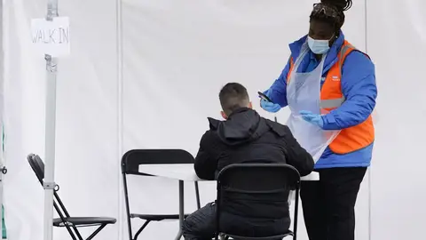 Una sanitaria en un centro de vacunación contra el coronavirus en Reino Unido Una sanitaria en un centro de vacunación contra el coronavirus en Reino Unido
