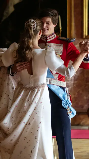 Los recién casados durante el baile nupcial Los recién casados durante el baile nupcial