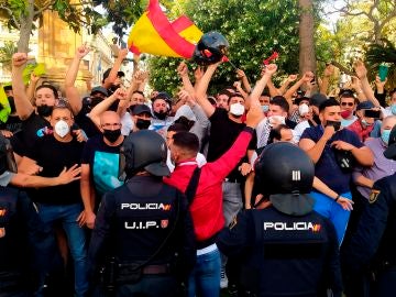 La Policía Nacional ante las protestas en la Plaza de los Reyes de Ceuta, tras la prohibición del acto de Santiago Abascal