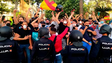 La Policía Nacional ante las protestas en la Plaza de los Reyes de Ceuta, tras la prohibición del acto de Santiago Abascal La Policía Nacional ante las protestas en la Plaza de los Reyes de Ceuta, tras la prohibición del acto de Santiago Abascal