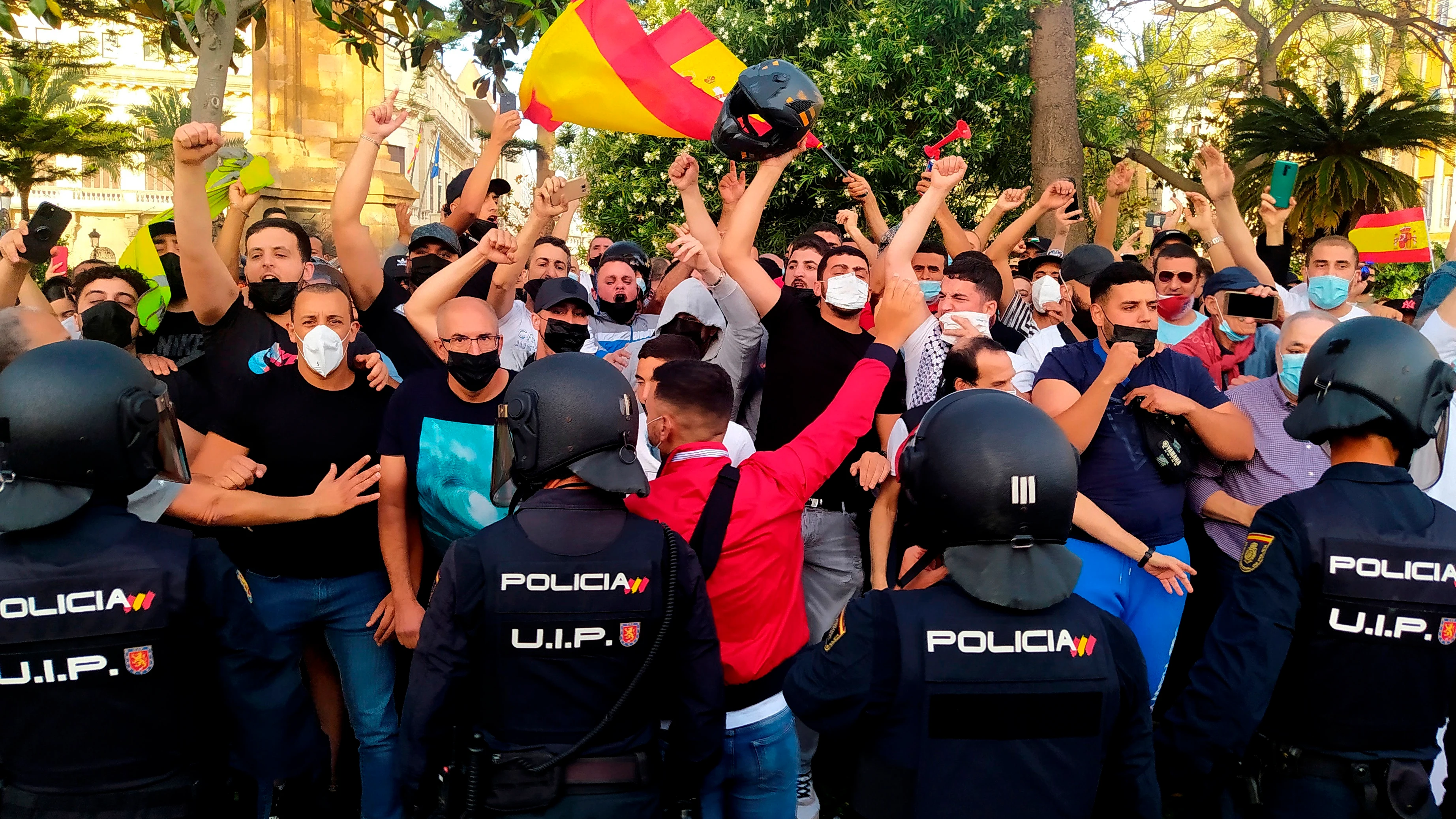 La Polic&iacute;a Nacional ante las protestas en la Plaza de los Reyes de Ceuta, tras la prohibici&oacute;n del acto de Santiago Abascal