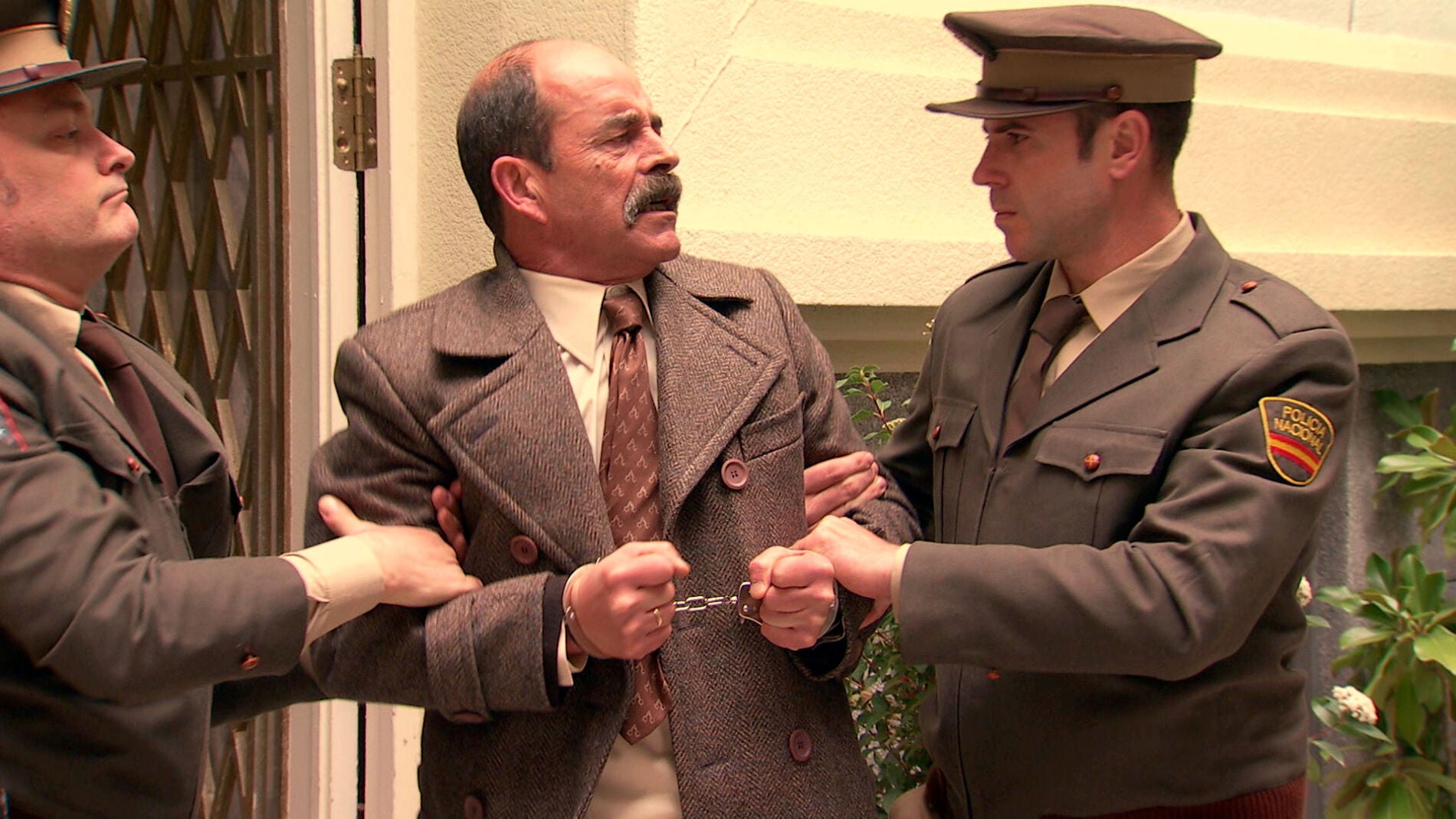 Beltr&aacute;n, detenido ante la mirada de Manolita y Marcelino que prometen &ldquo;guardar nuestro secreto&rdquo;