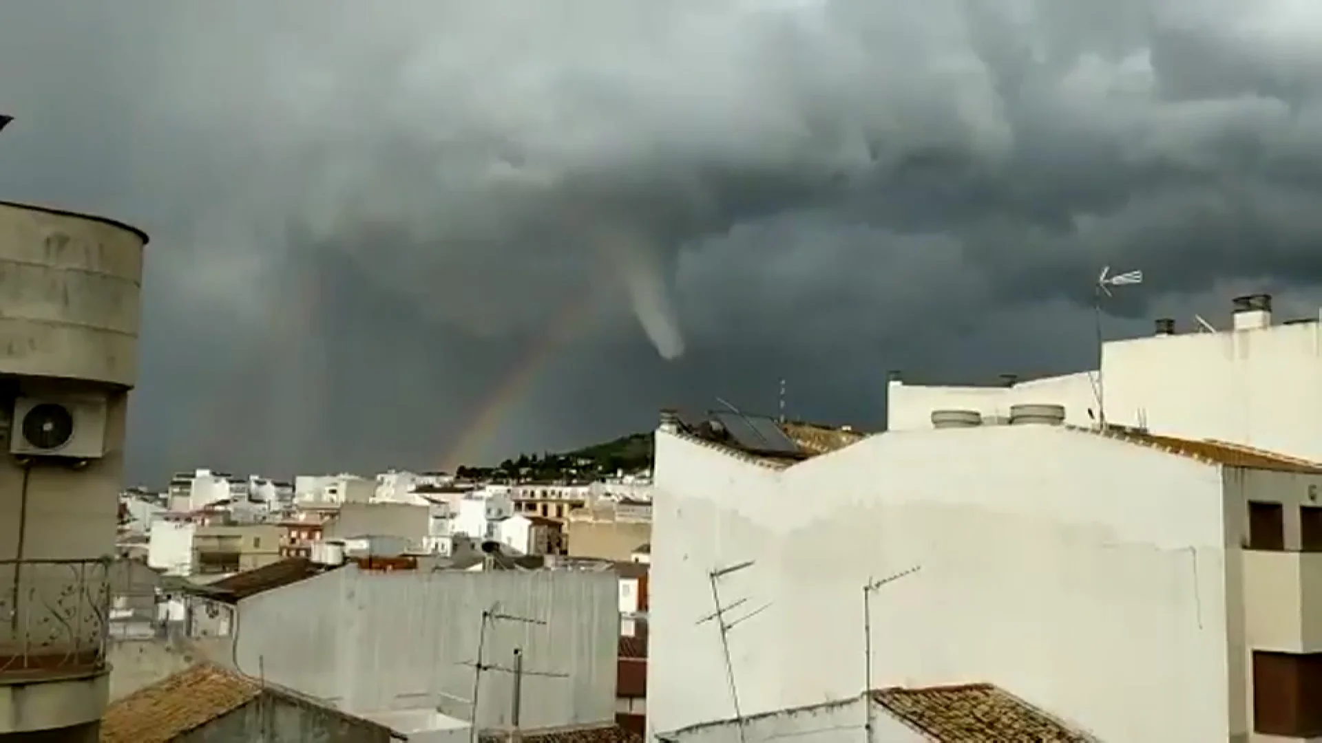 Así ha sido el tornado que ha sorprendido a todo Torredelcampo, en Jaén Así ha sido el tornado que ha sorprendido a todo Torredelcampo, en Jaén