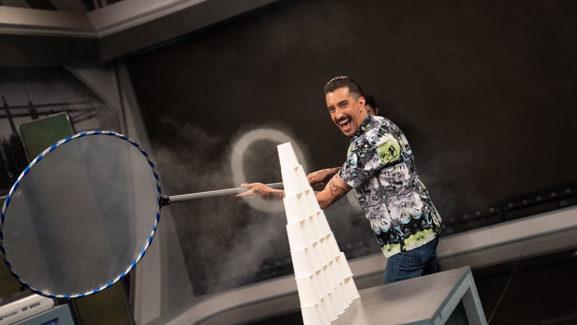 Aros de humo son capaces de destruir una pir&aacute;mide de vasos en 'El Hormiguero 3.0'