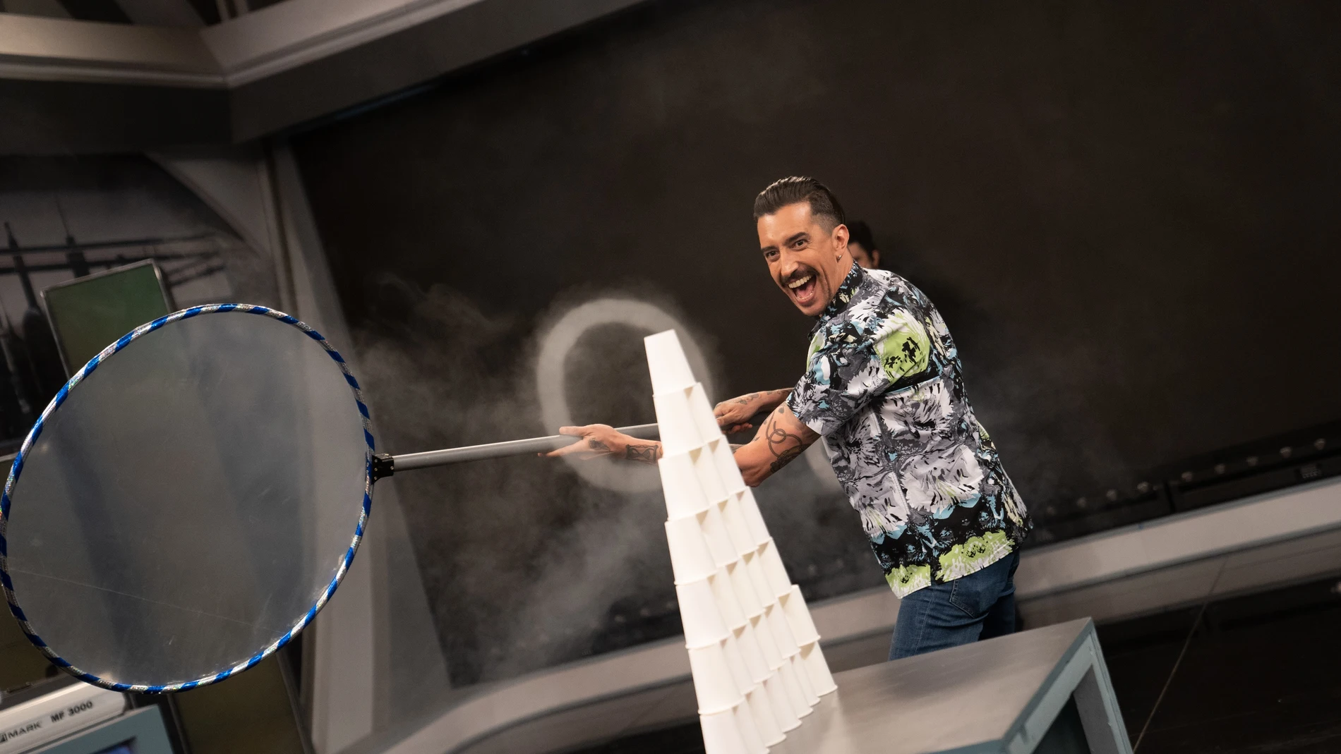 Aros de humo son capaces de destruir una pirámide de vasos en 'El Hormiguero 3.0'