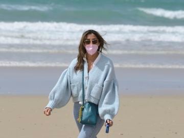 Paz Padilla, en la playa paseando a su perro