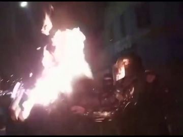 Arrojan un cóctel molotov a la cabeza de un policía