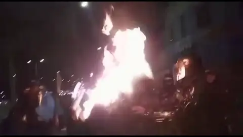 Arrojan un cóctel molotov a la cabeza de un policía Arrojan un cóctel molotov a la cabeza de un policía