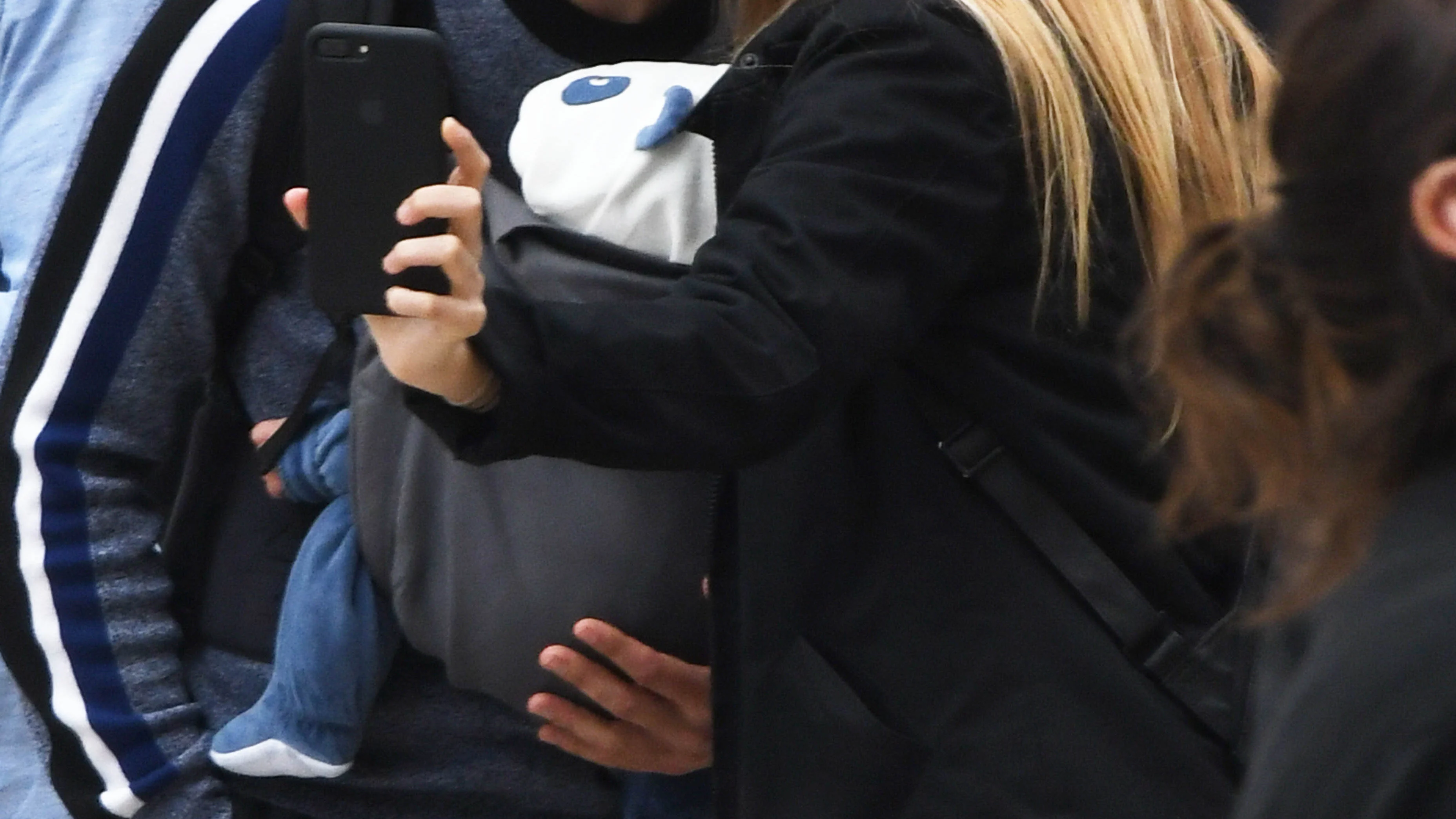 Natalia Sánchez y Marc Clotet junto a su hijo Natalia Sánchez y Marc Clotet junto a su hijo