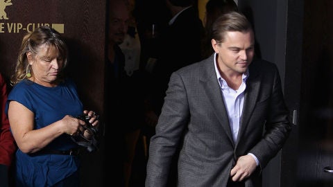 El actor Leonardo DiCaprio y su madre en el Festival de Berlín
