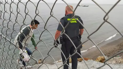 Un Guardia Civil frente a un joven marroquí que acaba de llegar a Ceuta de forma ilegal Un Guardia Civil frente a un joven marroquí que acaba de llegar a Ceuta de forma ilegal