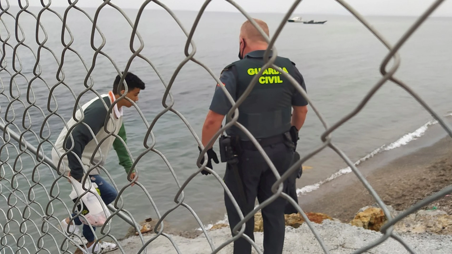 Un Guardia Civil frente a un joven marroquí que acaba de llegar a Ceuta de forma ilegal