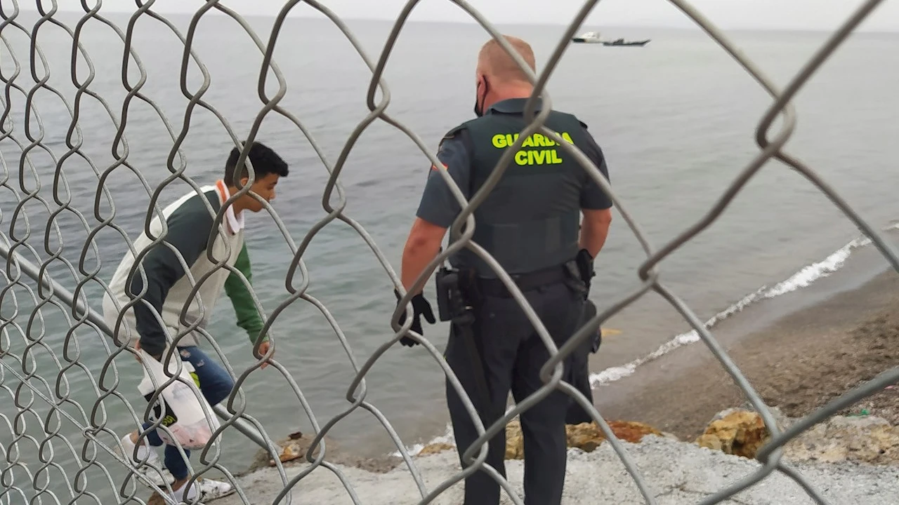 Un Guardia Civil frente a un joven marroquí que acaba de llegar a Ceuta de forma ilegal Un Guardia Civil frente a un joven marroquí que acaba de llegar a Ceuta de forma ilegal