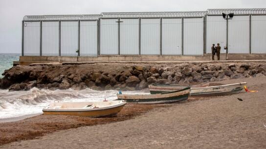 Playa El Tarajal en Ceuta, frontera con Marruecos