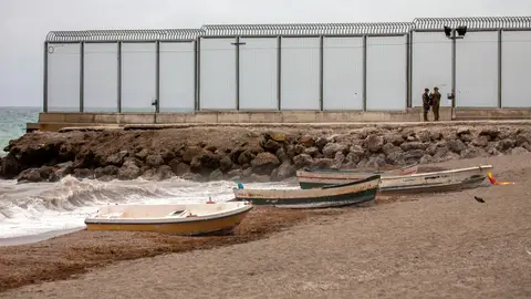 Playa El Tarajal en Ceuta, frontera con Marruecos Playa El Tarajal en Ceuta, frontera con Marruecos