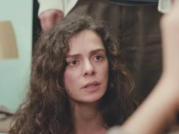 Sirin se hace la víctima y culpa a Bahar y a Ceyda de la paliza Sirin se hace la víctima y culpa a Bahar y a Ceyda de la paliza