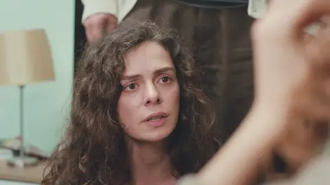 Sirin se hace la víctima y culpa a Bahar y a Ceyda de la paliza Sirin se hace la víctima y culpa a Bahar y a Ceyda de la paliza