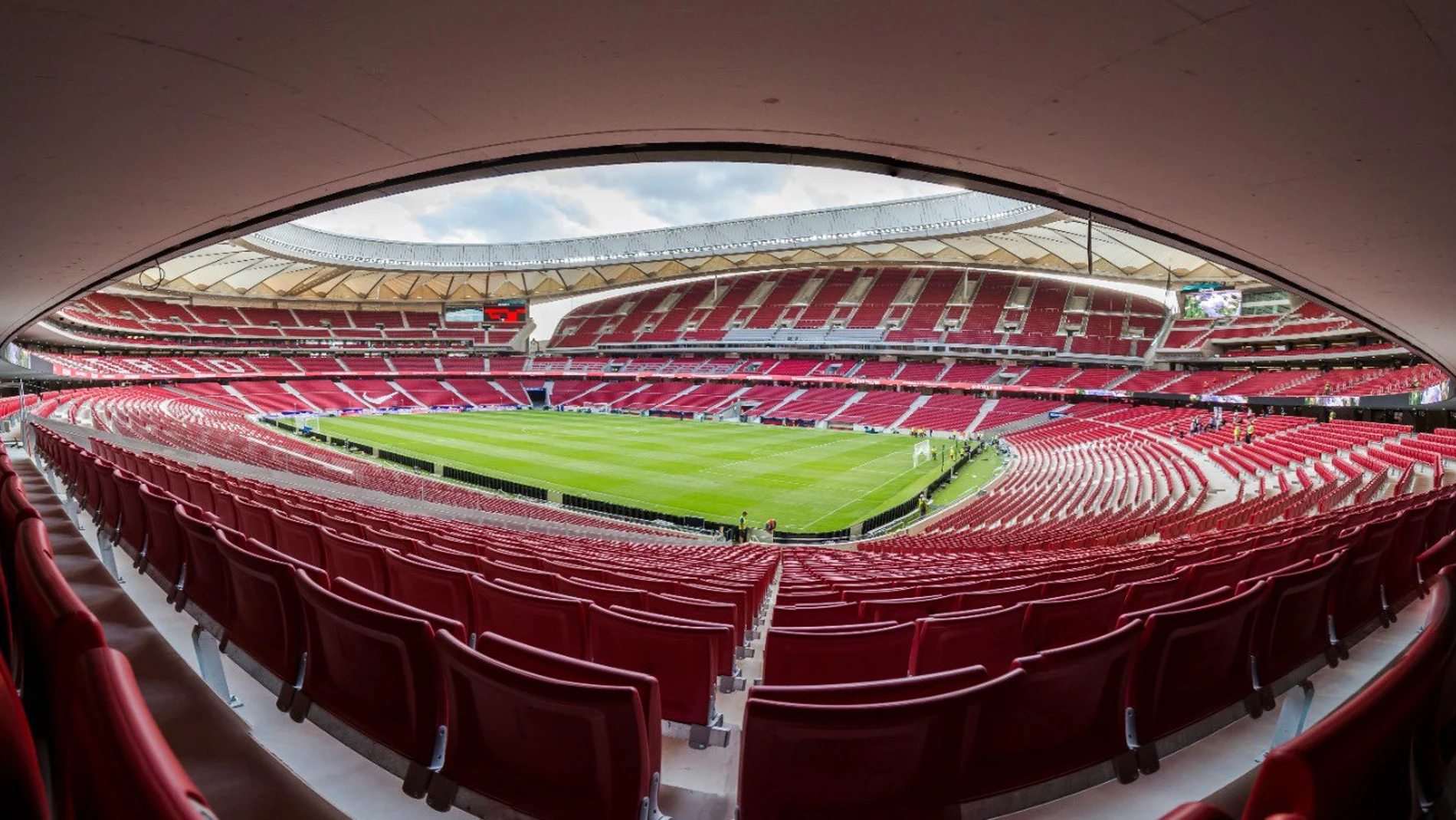 Ayuso confirma que el España-Portugal del próximo 4 de junio se jugará con un 30% de público en el Metropolitano