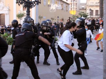 Así fueron los disturbios en Ceuta por el acto de Santiago Abascal: "Ha venido a romper la convivencia"