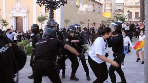 Así fueron los disturbios en Ceuta por el acto de Santiago Abascal: "Ha venido a romper la convivencia" Así fueron los disturbios en Ceuta por el acto de Santiago Abascal: "Ha venido a romper la convivencia"