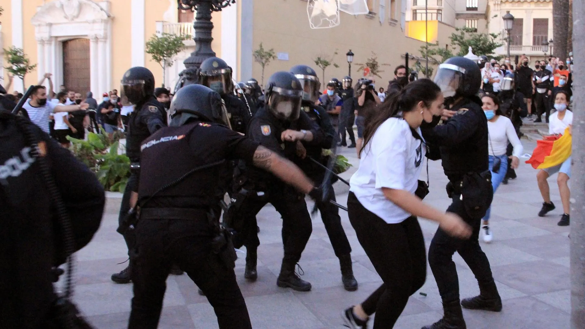 Así fueron los disturbios en Ceuta por el acto de Santiago Abascal: "Ha venido a romper la convivencia" Así fueron los disturbios en Ceuta por el acto de Santiago Abascal: "Ha venido a romper la convivencia"