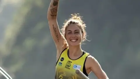 Sandra Piñeiro, remera profesional en la trainera de Orio Sandra Piñeiro, remera profesional en la trainera de Orio