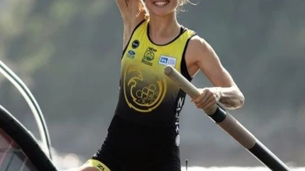 Sandra Pi&ntilde;eiro, remera profesional en la trainera de Orio