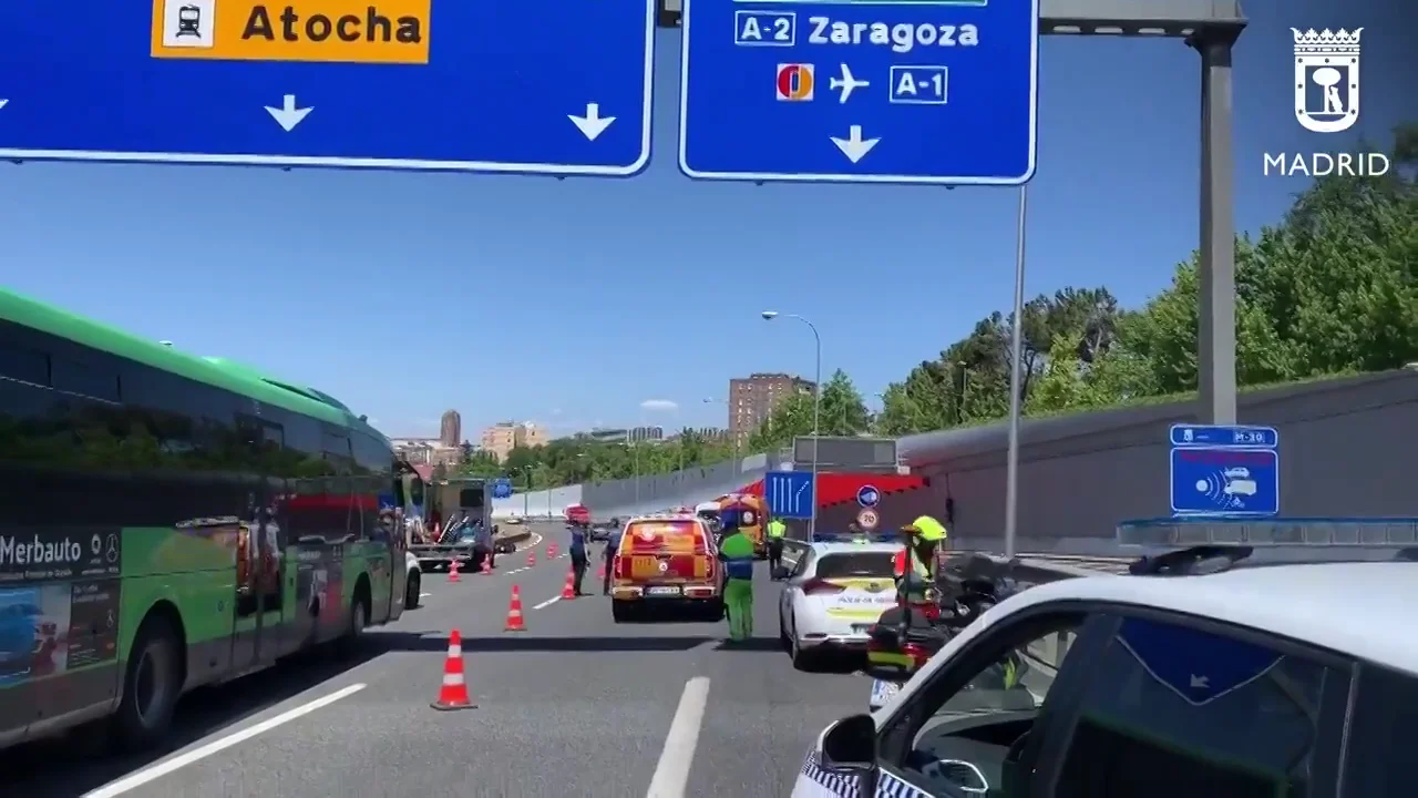 Muere un motorista al colisionar con un coche y salir despedido contra el guardarra&iacute;l en la A-3 en Madrid