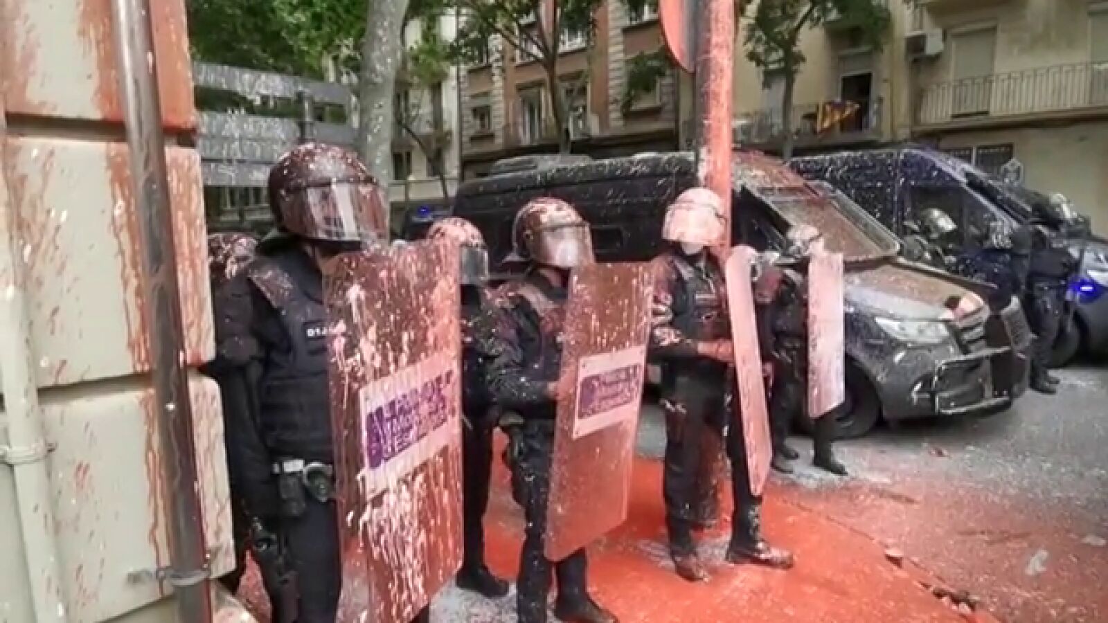 Un desahucio en Barcelona con antidisturbios de los Mossos choca con el pacto ERC-CUP del Govern de Aragonès