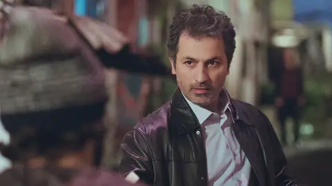 Arif arriesga su propia vida por proteger a Bahar y recuperar su abrigo Arif arriesga su propia vida por proteger a Bahar y recuperar su abrigo