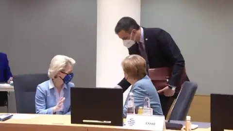 Pedro Sánchez regala unos patucos a Ursula von der Leyen tras ser abuela por primera vez Pedro Sánchez regala unos patucos a Ursula von der Leyen tras ser abuela por primera vez