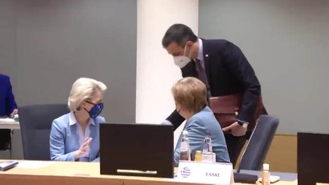 Pedro S&aacute;nchez regala unos patucos a Ursula von der Leyen tras ser abuela por primera vez
