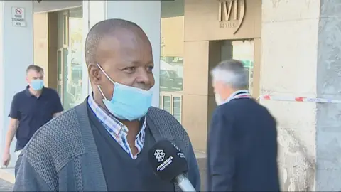 Jimy, el senegalés al que quemaron su quiosco, recibe 10.000 euros gracias a la solidaridad de vecinos y policías de Sevilla Jimy, el senegalés al que quemaron su quiosco, recibe 10.000 euros gracias a la solidaridad de vecinos y policías de Sevilla