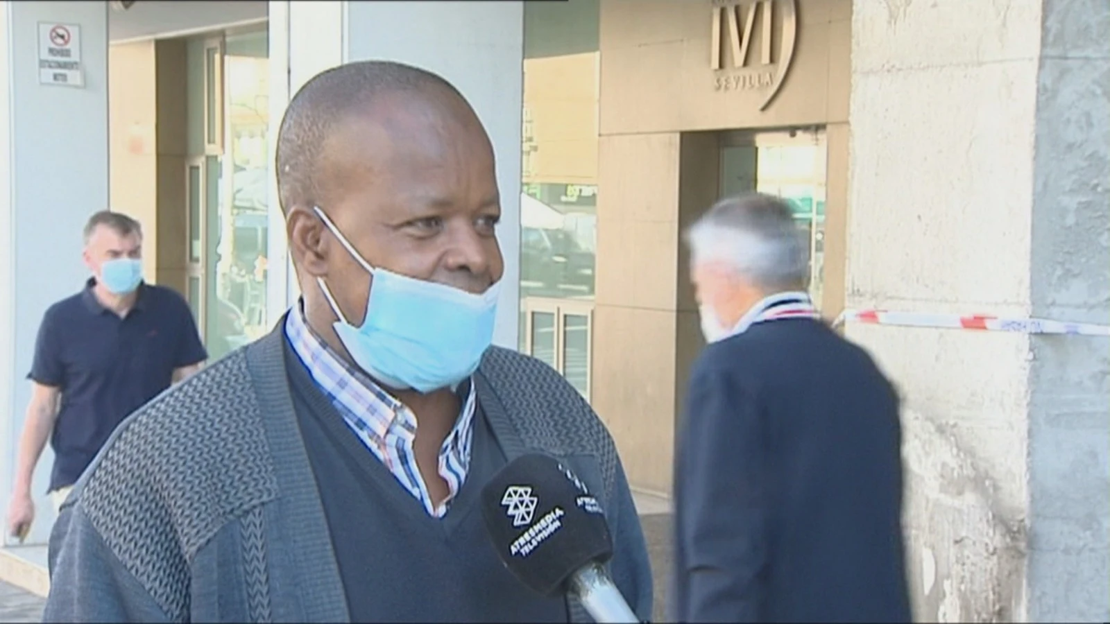 Jimy, el senegalés al que quemaron su quiosco, recibe 10.000 euros gracias a la solidaridad de vecinos y policías de Sevilla Jimy, el senegalés al que quemaron su quiosco, recibe 10.000 euros gracias a la solidaridad de vecinos y policías de Sevilla